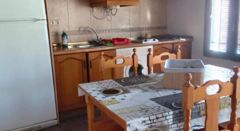 House with barbeque & yard | Pets allowed — photo 4