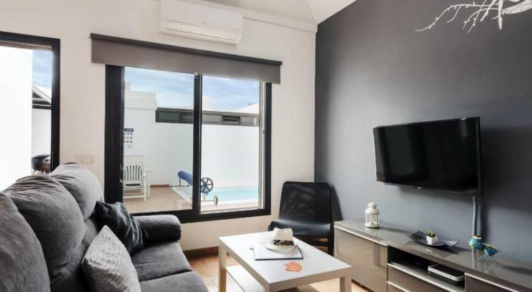 Fully equipped villa with terrace & private pool | Pet-friendly — photo 2