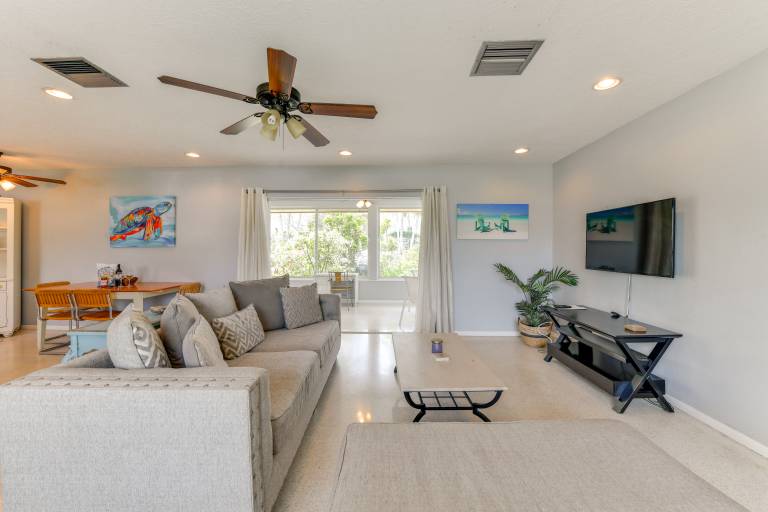 3 Mi to Siesta Key Beach Snowbird Haven w Lanai