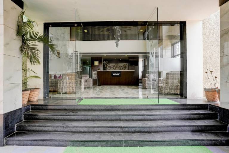 Super Townhouse Anand Formerly Hotel The Maison