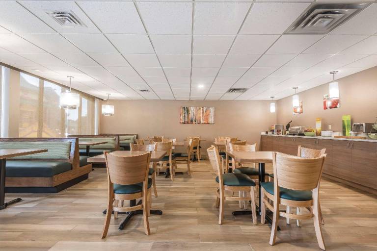 Quality Inn & Suites Downtown — photo 5