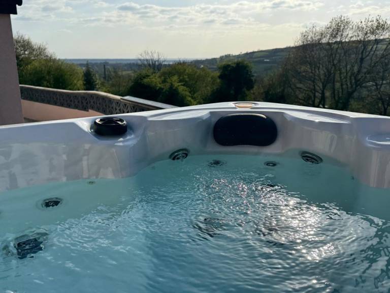 Cottage with barbecue, garden & jacuzzi in Carmarthen