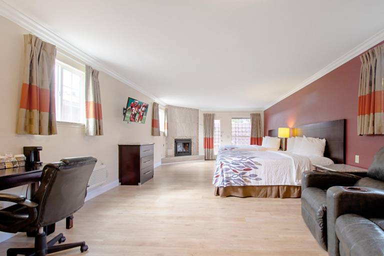 Red Roof Inn & Suites Monterey — photo 2