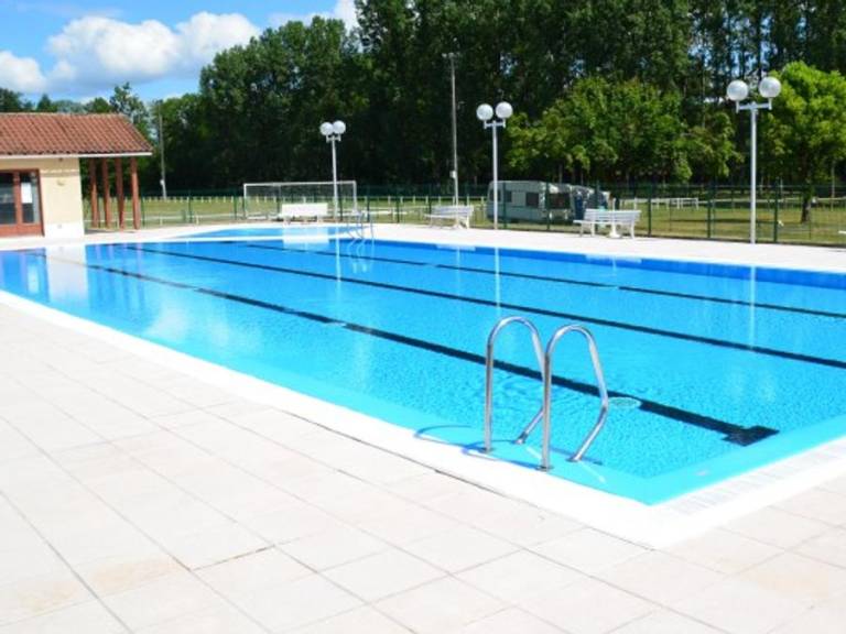 Mobile home with terrace & heated pool in Figeac