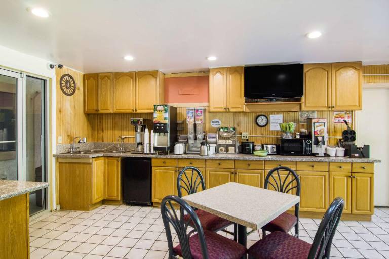 Americas Best Value Inn Darien — photo 3