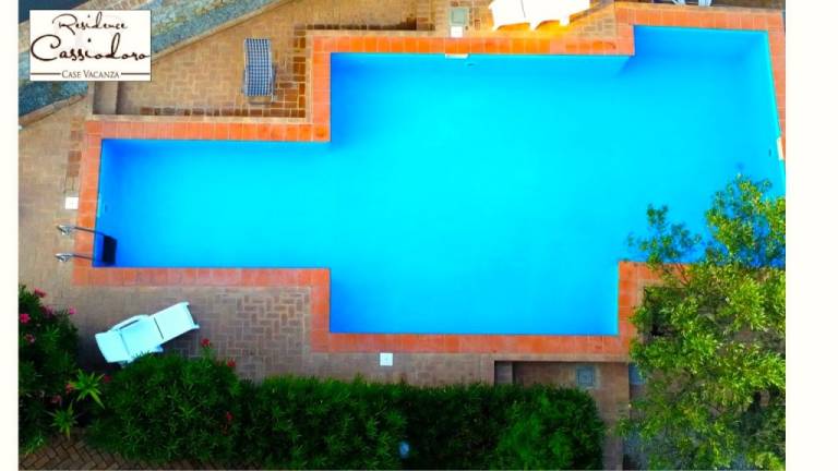 Apartment with yard & private pool — photo 4