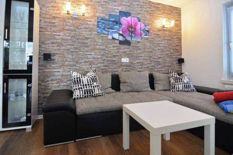 Vacation home with barbeque, hot tub & patio | Nature view | Pet-friendly — photo 2