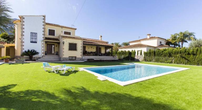 Fully equipped villa with private pool, barbeque & yard | Next to the beach | Pet-friendly in Denia