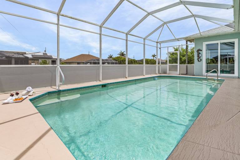Child-friendly house with patio, private pool & barbeque | Water view | Dogs allowed — photo 2