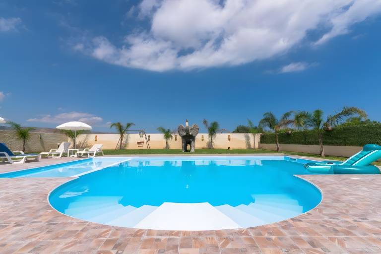 Wonderful villa with yard, barbeque & pool | Garden view | Suitable for remote work | Dogs allowed — photo 2