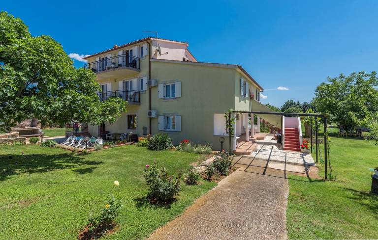 Lovely holiday apartment with garden, barbecue & terrace | Dogs allowed in Pula