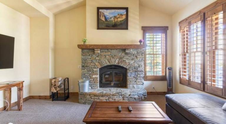 Villa with barbecue, terrace & hot tub in Mammoth Lakes, CA