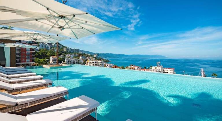 Big house with terrace, pool & jacuzzi | Close to the beach | Pets are welcome in Puerto Vallarta