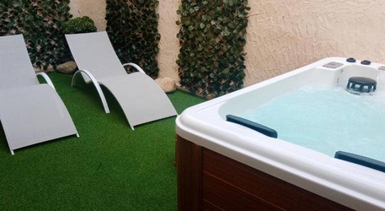 Rental apartment with patio & jacuzzi — photo 4