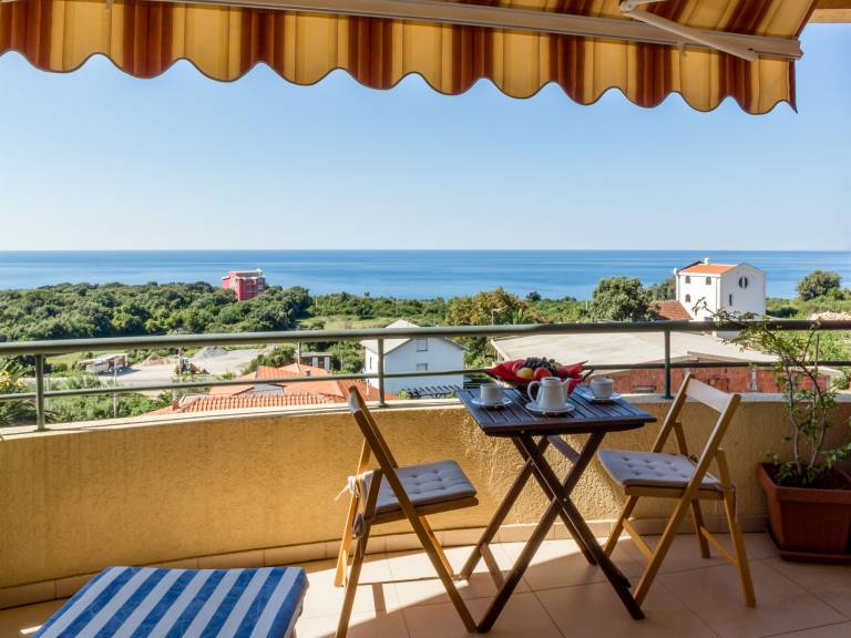 Holiday apartment with terrace & barbeque | Sea view — photo 3