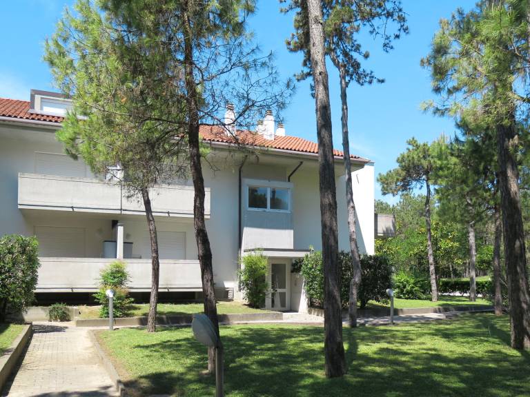 Holiday apartment with pool & yard — photo 3