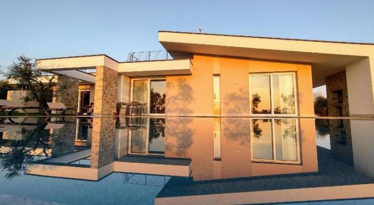 Vacation home with patio, barbeque & yard — photo 3