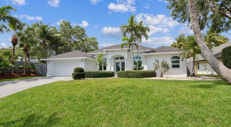 Luxury Modern Waterfront House in BEST Location! King Bed Suite & Close to Beach — photo 5