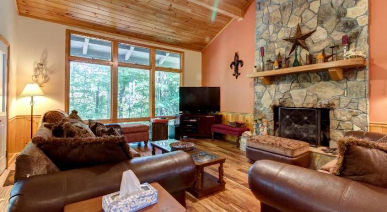 Vacation home with pool | Pets are welcome in Helen, GA