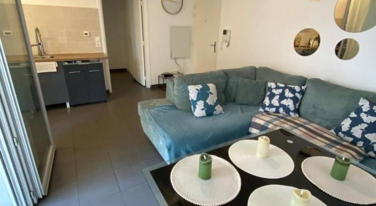 FLC- Vaste T2 -Parking-Air Conditioning-Terrace-6p-St Charles in Marseille