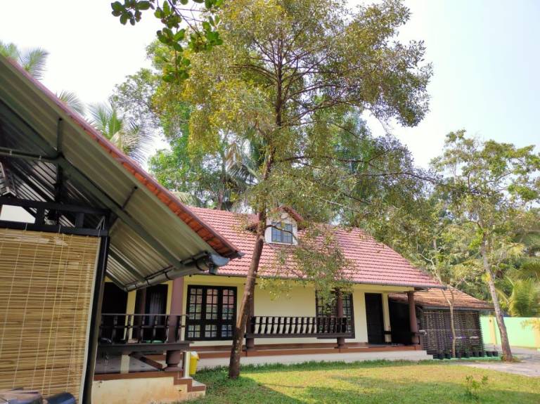 Villa with yard & pool — photo 5