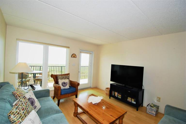 Condo with patio & private pool — photo 5