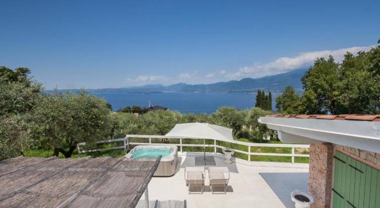 House with jacuzzi, garden & grill in Torri del Benaco
