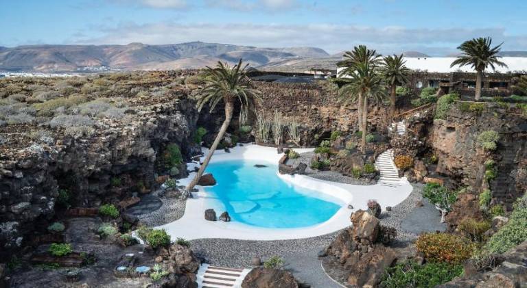Fully equipped villa with yard, private pool & patio | Perfect for remote work | Pets allowed — photo 3