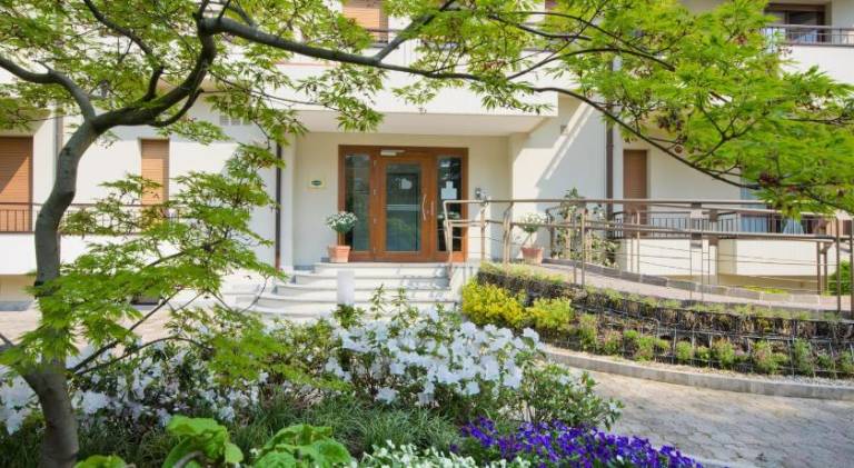 Serviced apartment with terrace & yard — photo 3