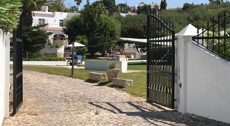 CASA BEACHCOMBER Le jardin des Arts in Lagos