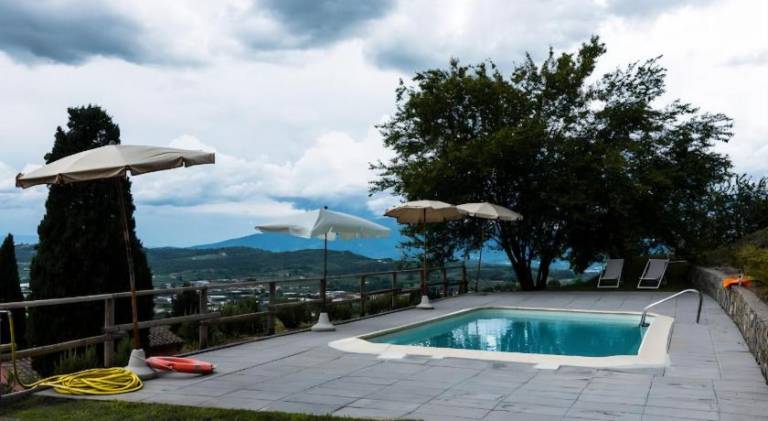 Holiday apartment with yard & pool — photo 3