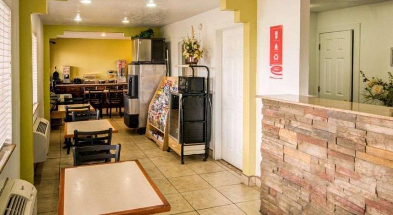 Econo Lodge Albuquerque East — photo 5
