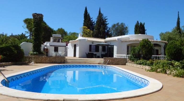 Fully equipped villa with BBQ, terrace & yard | Good for workation | Dogs allowed in Portimão