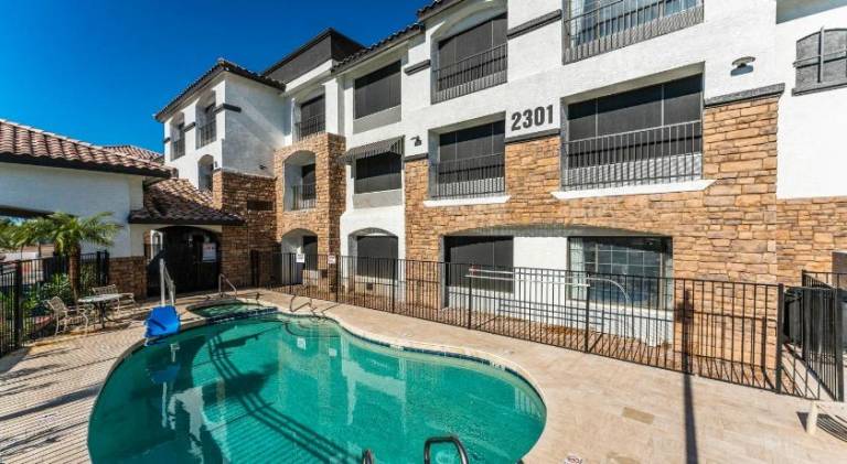 Apartment with pool in Tempe, AZ