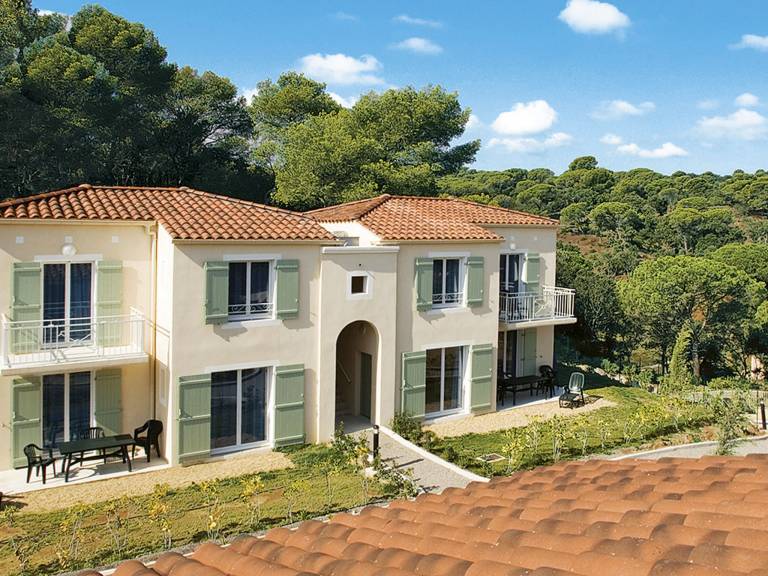 Holiday apartment with patio & pool — photo 2