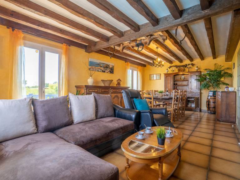Fully equipped spacious vacation home with private pool, garden & patio | Mountain view | Dogs allowed — photo 3