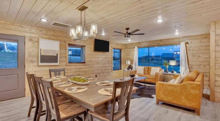 Vacation home with hot tub — photo 4