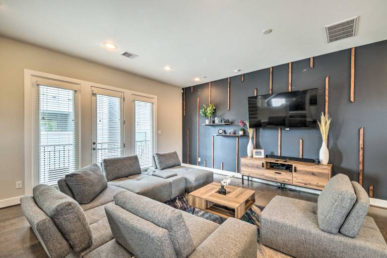 Stylish Houston Townhome 3 Mi to Downtown