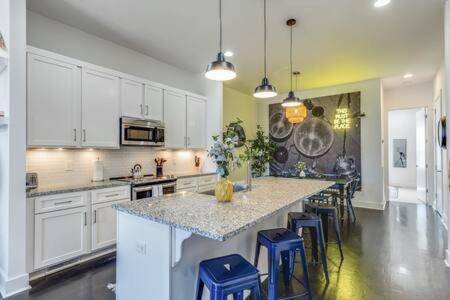 5 Mins to Belmont and Vandy, Rooftop Deck, Garage, 4 Bedroom Home with Rooftop and Grill, 10 Mins to in Nashville, TN