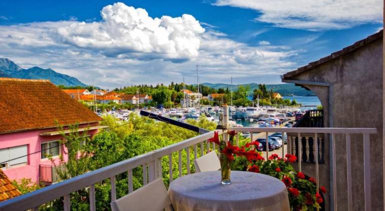Holiday apartment with patio & yard | Perfect for remote work in Tivat