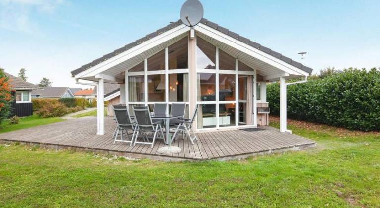 Wonderful vacation home with jacuzzi | Beach nearby | Pet-friendly in Groemitz