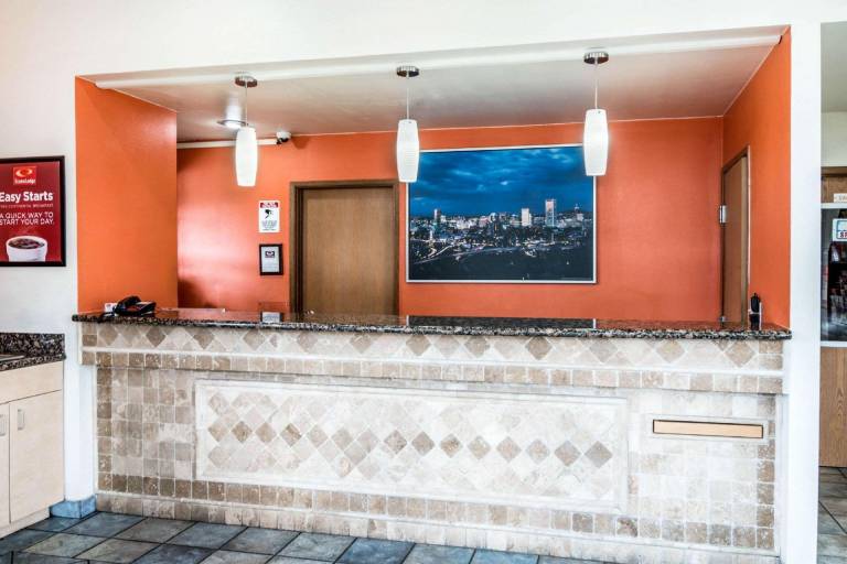 Econo Lodge Portland Airport — photo 4