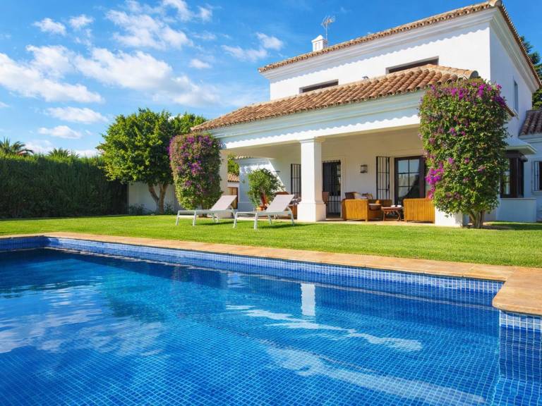 Family-friendly beautiful villa with private pool, patio & BBQ | Sea view | Close to the beach | Pets allowed in Estepona