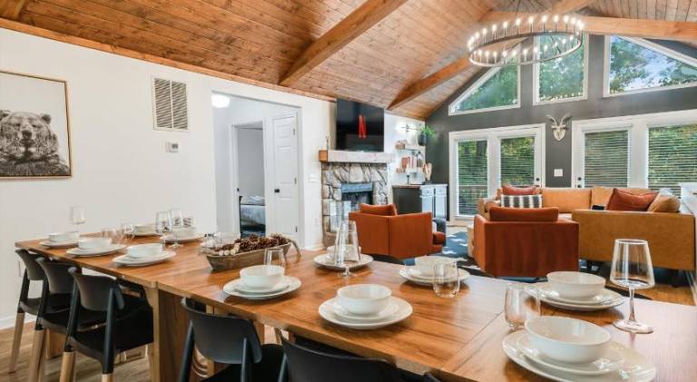 6BR Luxe Cabin Sleeps 16 Hot Tub & Pool Table — photo 5