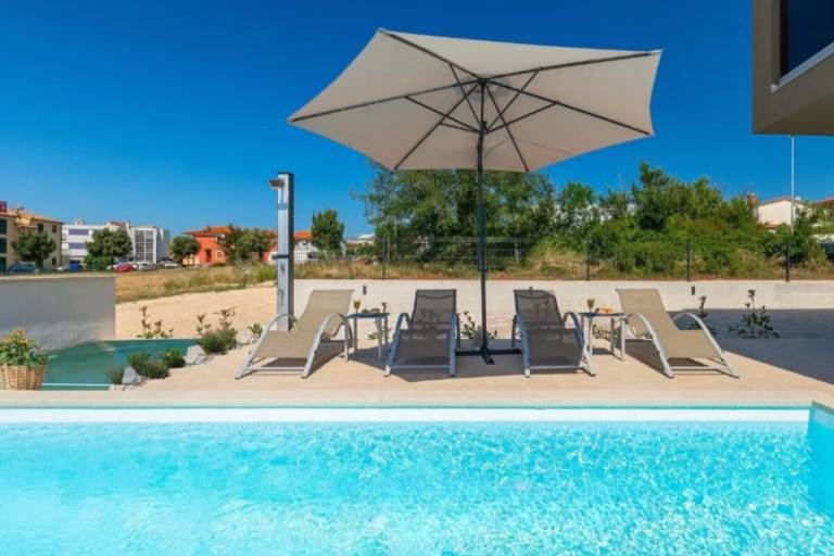 Villa with pool, barbeque & patio — photo 4