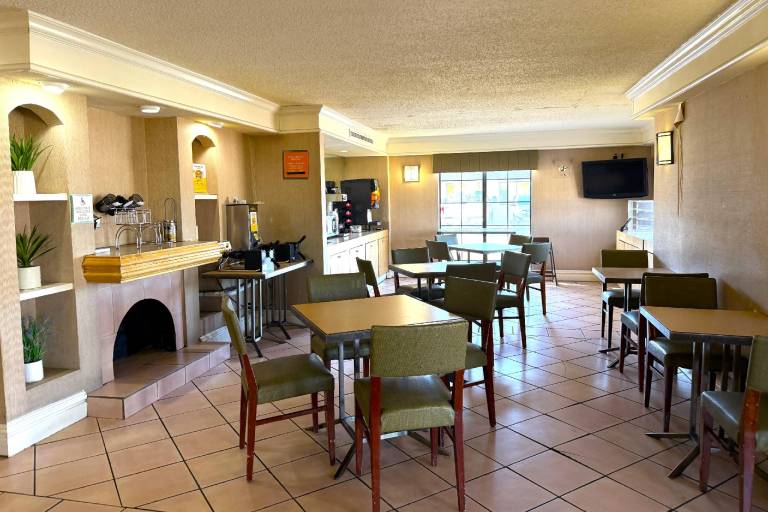 Townhouse Garden Inn & Suites — photo 4