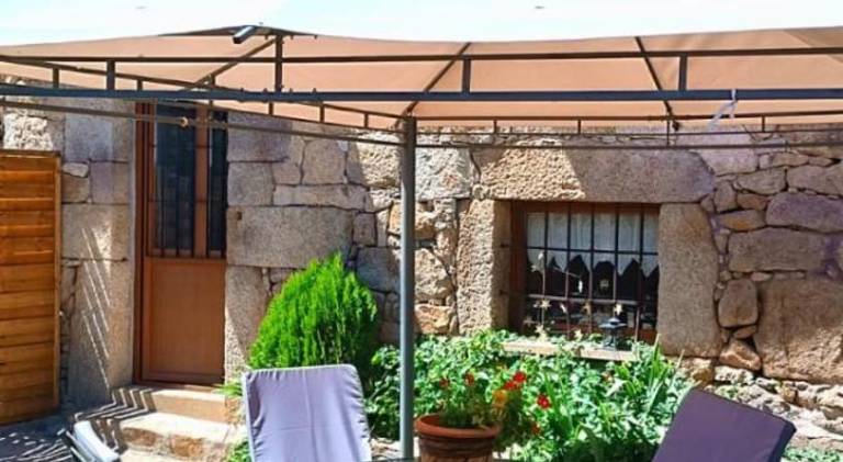 Vacation home with barbeque, patio & yard | Pets allowed — photo 4