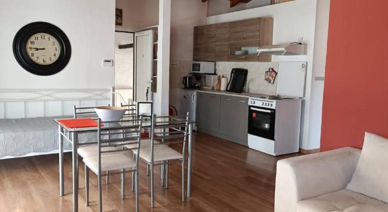 Rental apartment with terrace & yard in Heraklion