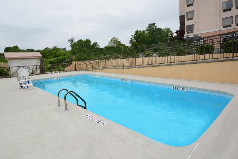 Holiday Inn Express & Suites Greensboro - (I-40 @ Wendover) By IHG — photo 2