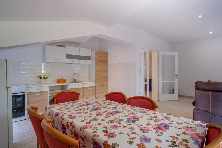 Apartment with barbeque & terrace — photo 4